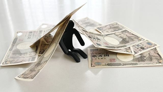 借金を背負う男。伊勢崎市の司法書士や弁護士に無料で相談できます